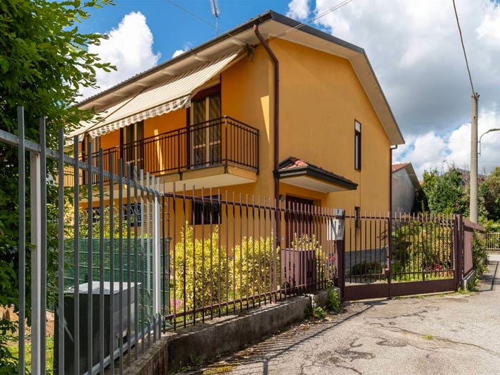 Casa con 5 locali in vendita in Via Grazia Deledda, Centro, Carnago