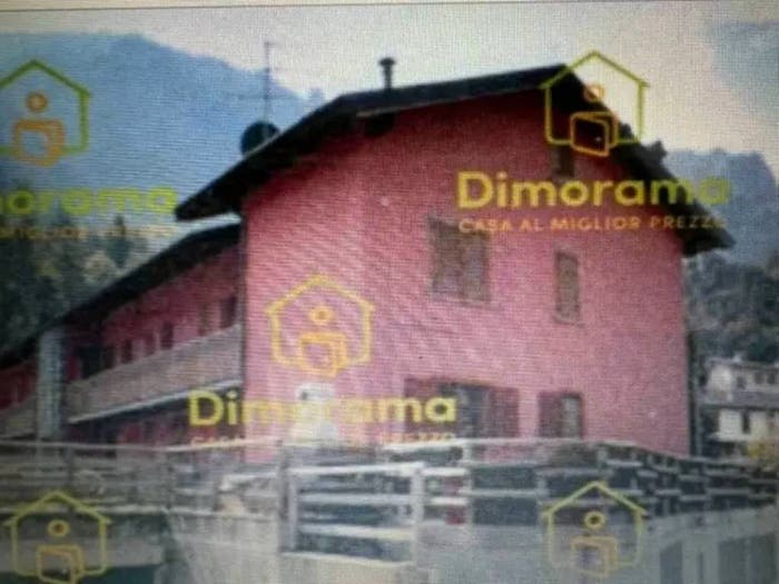 Casa bilocale in vendita in Via Cantone Santa Maria, Lenna