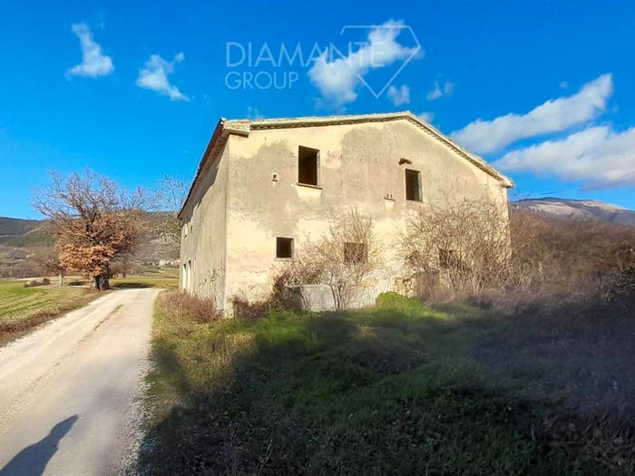 Casa con 6 locali in vendita in Villa Col Dei Canali, Costacciaro