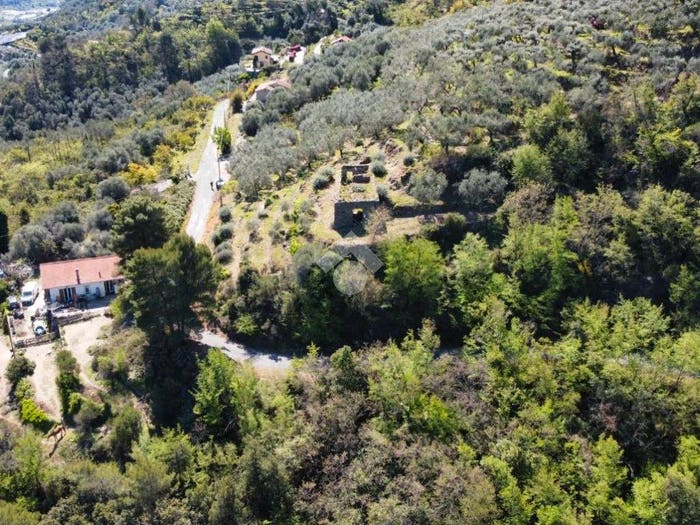 Casa quadrilocale in vendita in Via Monsignor Bartolomeo Tornatore, Dolceacqua