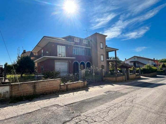 Casa con 6 locali in vendita in Via Giotto Filesi, Vasanello