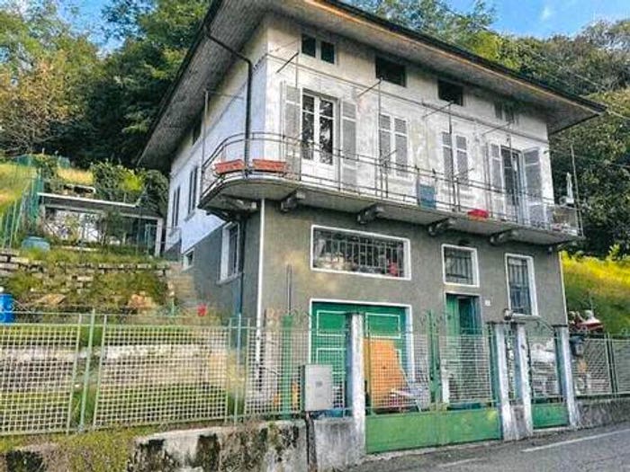 Casa con 6 locali in vendita in Via Xxv Aprile, Bioglio