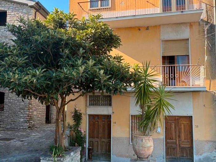 Casa con 6 locali in vendita in Piazza G d'Aquino, Pietrelcina