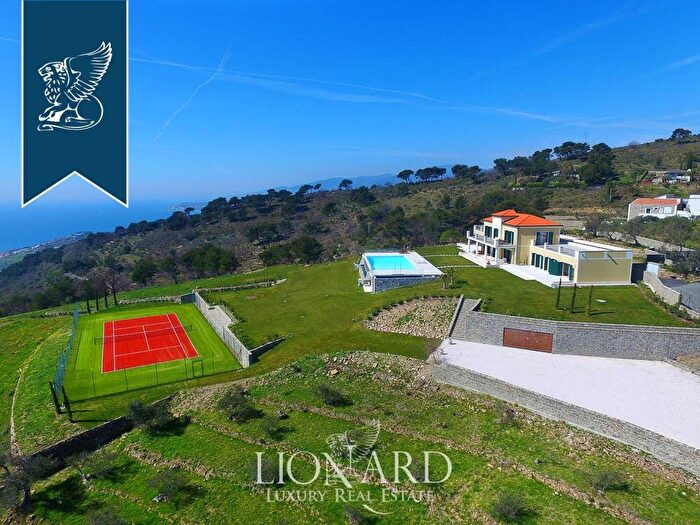 Casa con 6 locali in vendita in Cipressa
