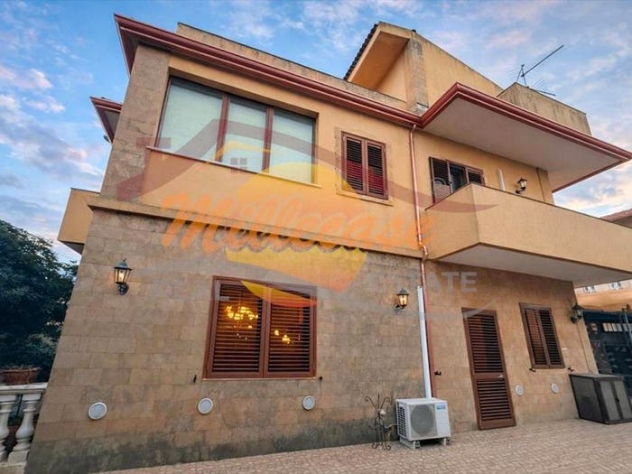 Casa con 6 locali in vendita in Viale Edoardo Garrone, Città Giardino, Melilli