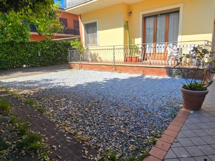 Appartamento con 6 locali in vendita in Ronchi Poveromo, Massa