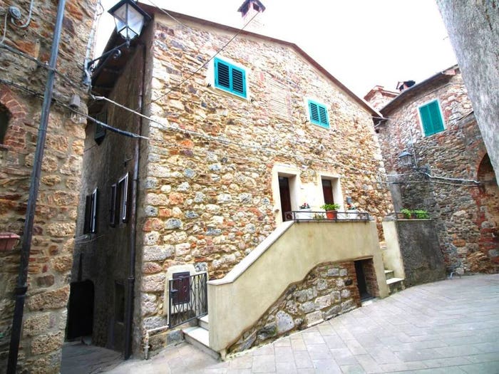 Appartamento trilocale in vendita in Piazza Della Cisterna SNC, Campagnatico