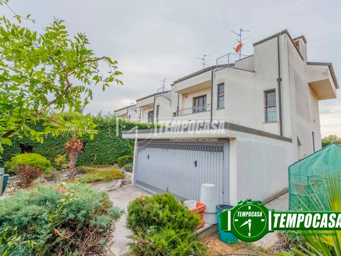 Casa con 5 locali in vendita in Piazza Purificazione Maria Vergine, Landriano