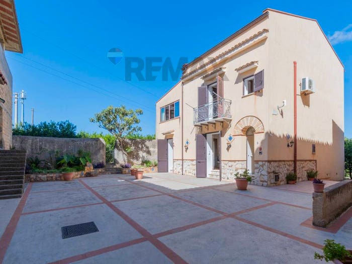 Appartamento con 6 locali in vendita in Fondo Graffeo, Falsomiele, Palermo