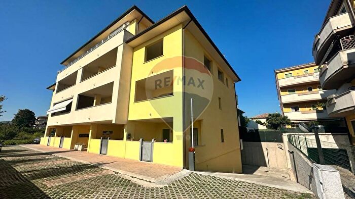 Casa con 6 locali in vendita in Foligno