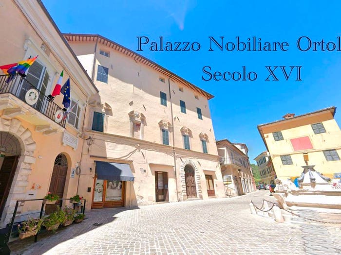 Casa con 6 locali in vendita in Piazza della Libertà, Centro, Serra San Quirico