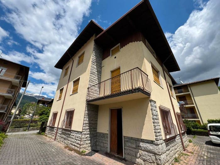 Casa con 6 locali in vendita in Via Papa Giovanni XXIII, Centro, Ardesio