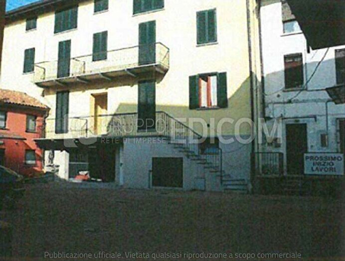 Appartamento trilocale in vendita in Via Pirovano, Centro, Barzanò