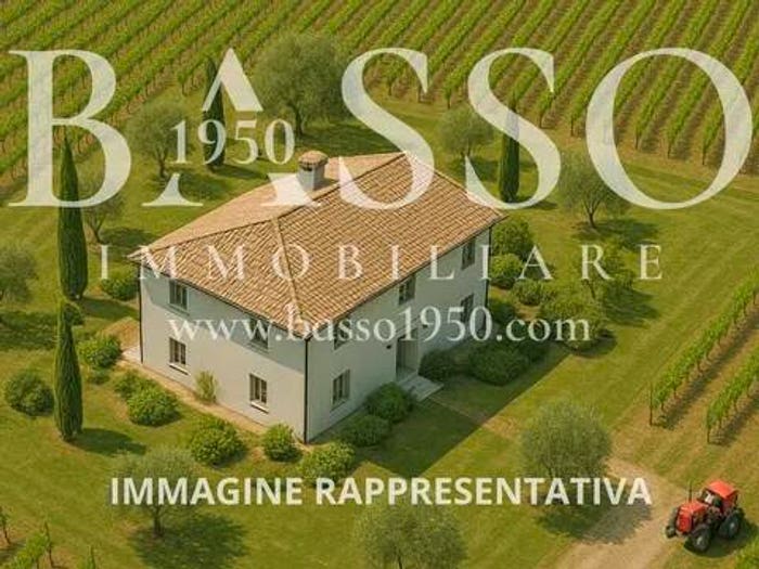 Casa con 6 locali in vendita in Piazza Vittorio Emanuele, Centro, Refrontolo