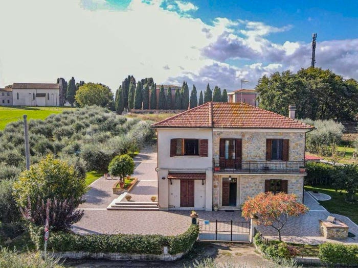 Casa con 6 locali in vendita in Via Castiglionese, Macchie, Castiglione del Lago