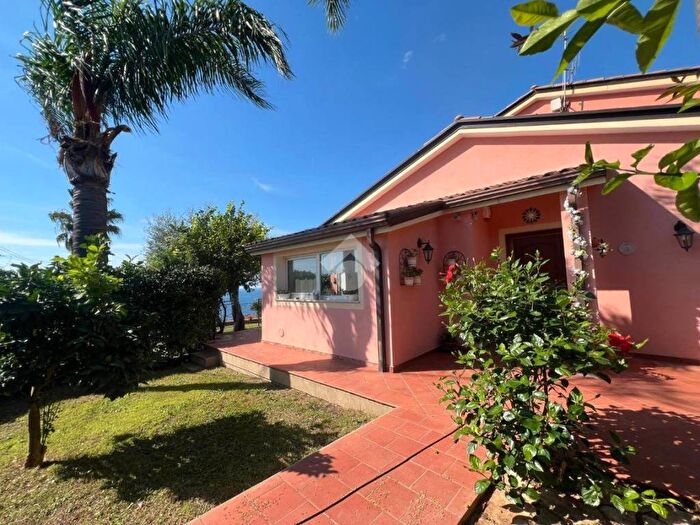 Casa quadrilocale in vendita in Strada Costa dei Pini, Ospedaletti