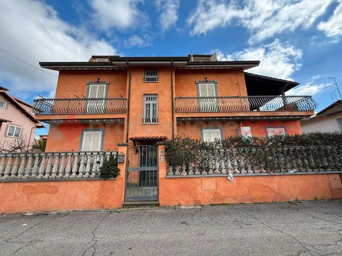 Appartamento trilocale in vendita in Via Livorno, Pavona, Albano Laziale