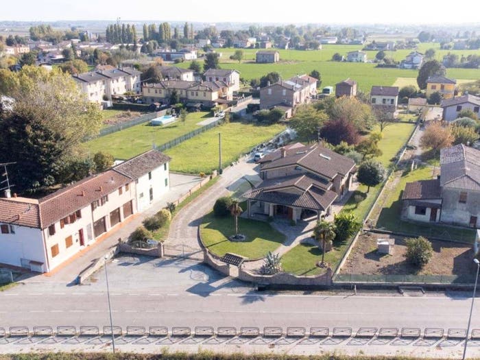 Casa con 6 locali in vendita in Via Correggio, Frazioni Nord, Cento