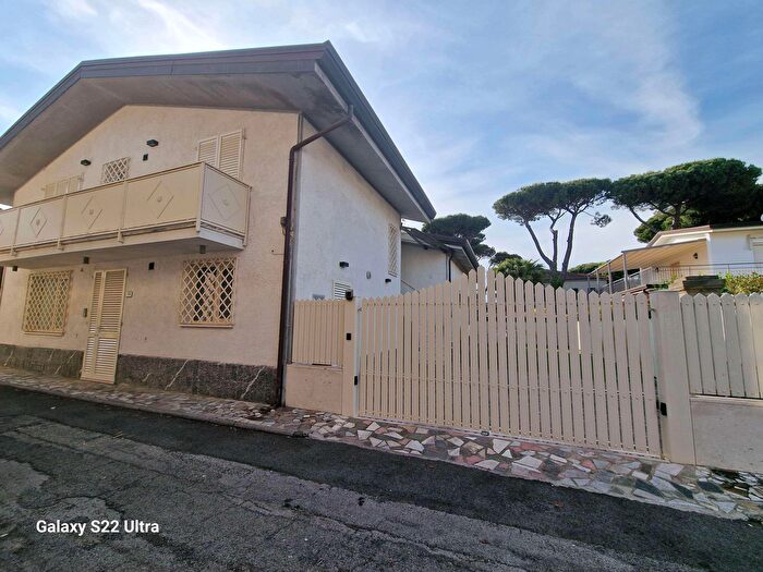 Appartamento con 6 locali in vendita in Via Medici, Forte Dei Marmi