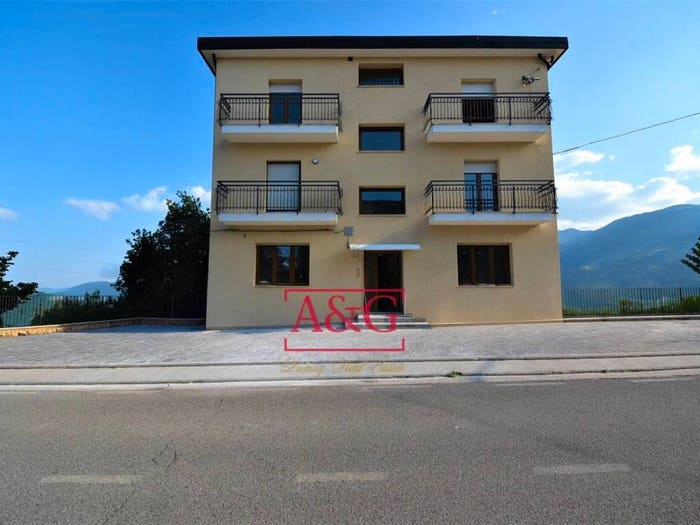 Appartamento con 6 locali in vendita in Viale Stradone, Centro, Montemonaco