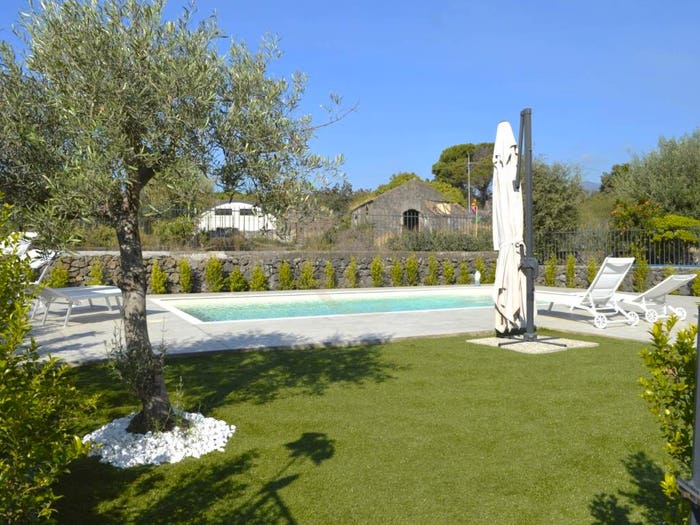 Casa con 6 locali in vendita in Via Cubisia, Aci Catena