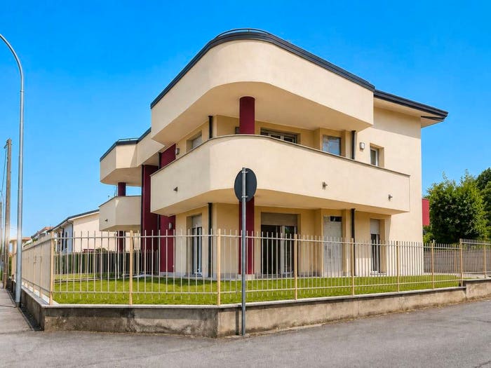 Appartamento quadrilocale in vendita in Via Francesco Petrarca, Centro, Ossona
