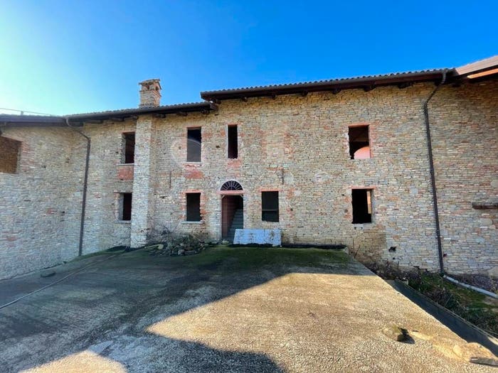 Casa con 6 locali in vendita in Località Robini, Santo Stefano Belbo