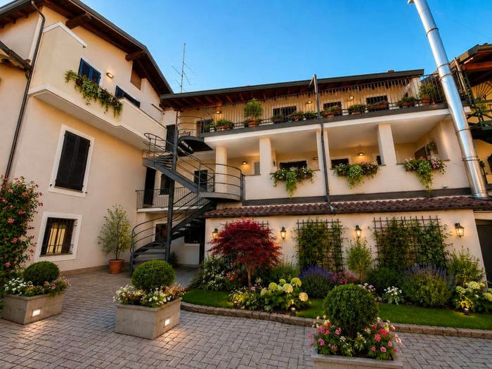 Casa con 6 locali in vendita in Via E De Amicis, Cameri