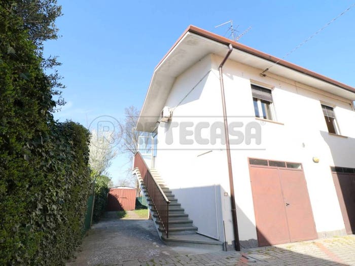 Appartamento trilocale in vendita in Via Giotto, Centro, Bondeno