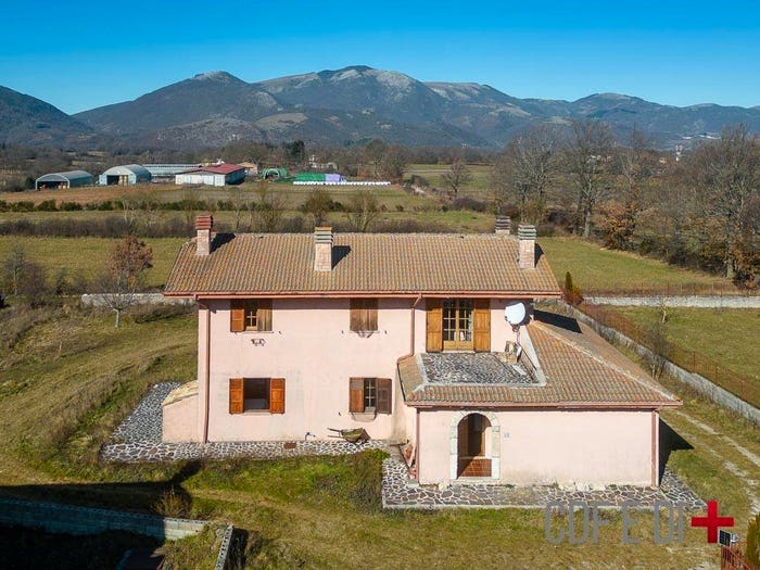Casa con 5 locali in vendita in Via di Villa Lucci, Leonessa