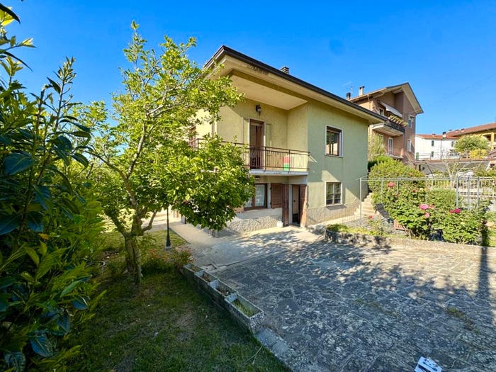 Casa con 6 locali in vendita in via al lago, Centro, Varsi