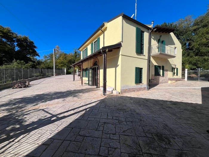 Casa con 6 locali in vendita in Contrada Sablanico, Loreto Aprutino