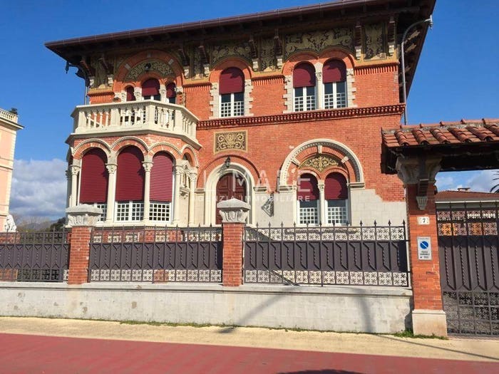 Casa con 6 locali in vendita in Marina di Massa Centro, Massa