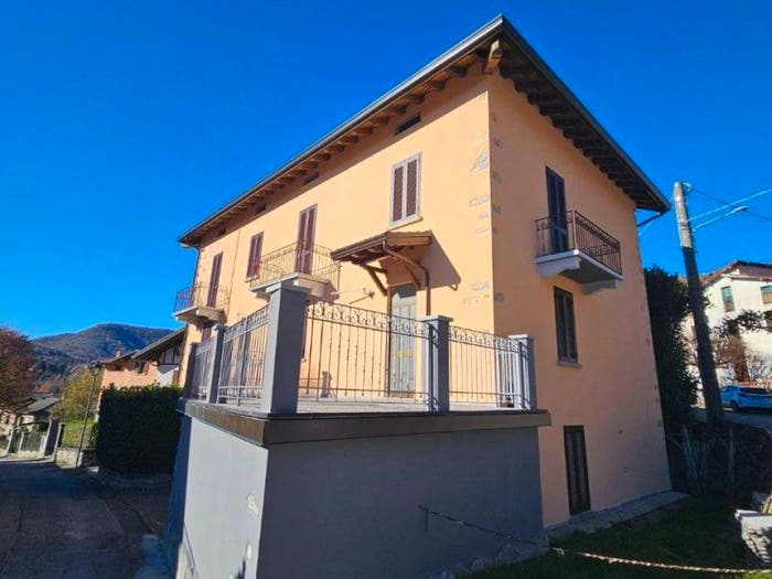 Appartamento quadrilocale in vendita in Via Trento e Trieste, Centro, Sormano