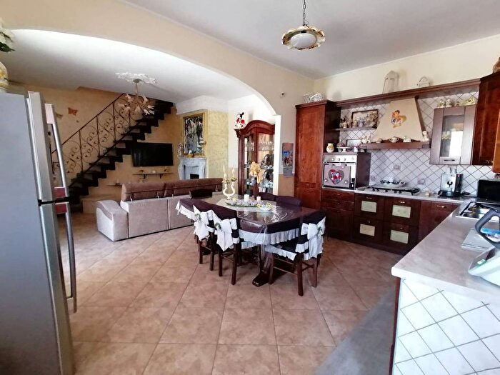Appartamento con 5 locali in vendita in Via Benevento, Cicciano