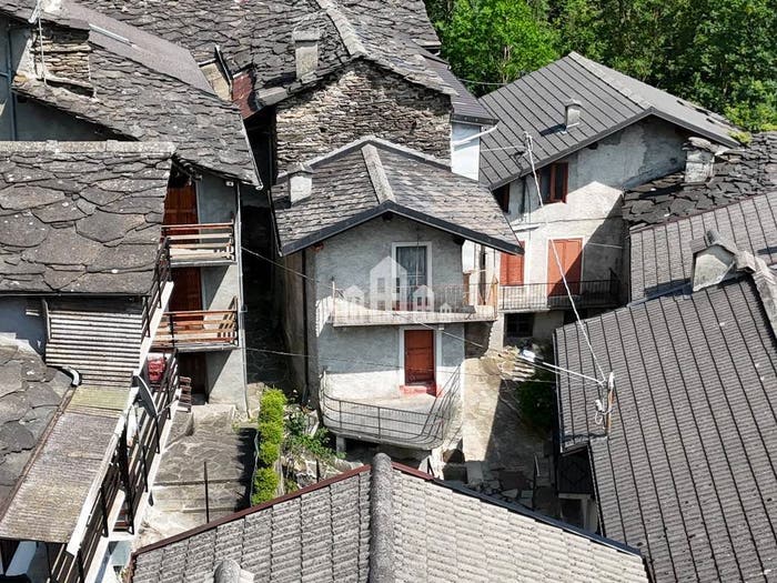 Casa quadrilocale in vendita in Frazione Montelavecchia, Ronco Canavese