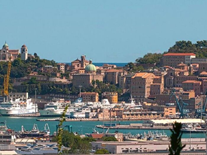 Appartamento trilocale in vendita in Capodimonte, Ancona