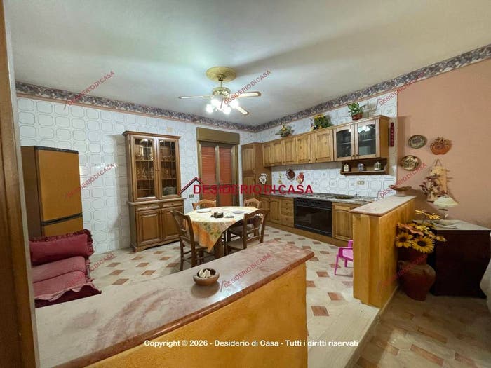 Appartamento con 6 locali in vendita in Via Vallotta, Montelepre