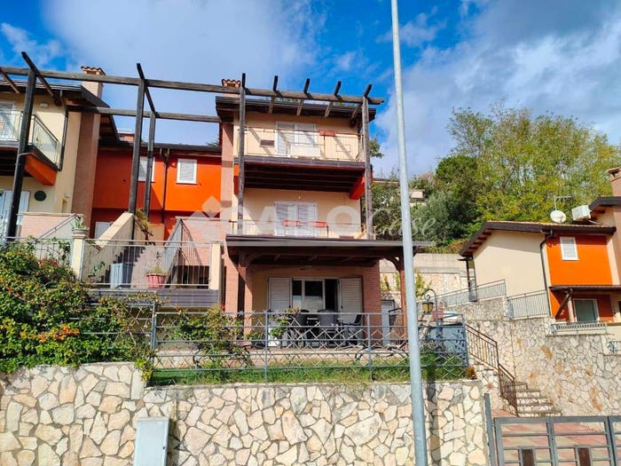 Casa con 6 locali in vendita in Via Papa Giovanni XXIII, Castrolibero