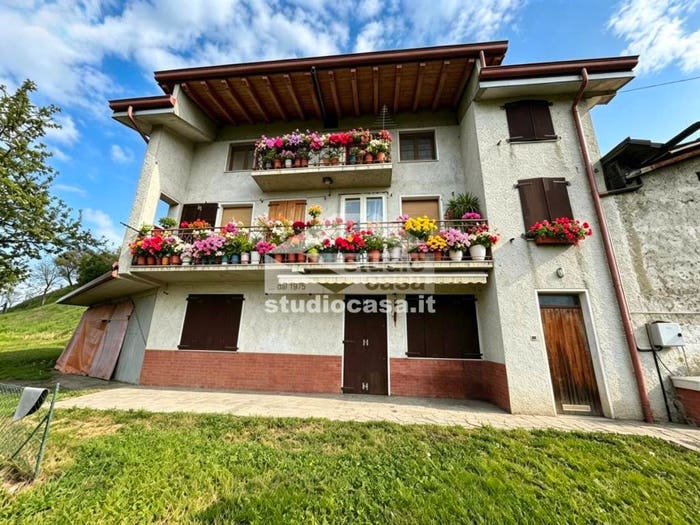 Casa con 6 locali in vendita in Bossico