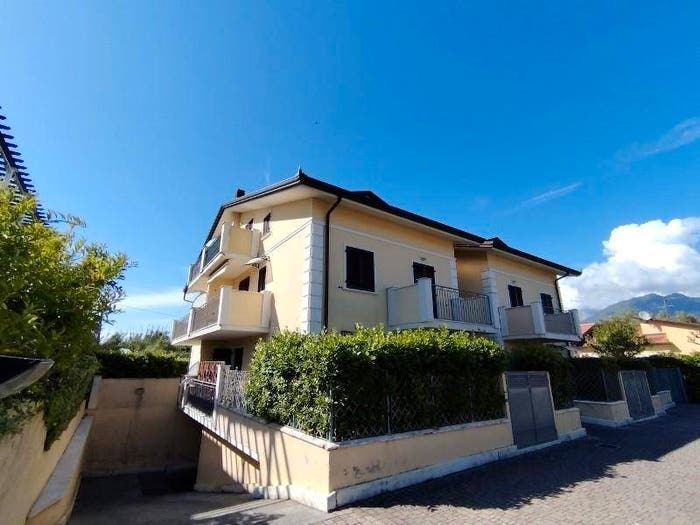 Appartamento trilocale in vendita in Marina di Massa Centro, Massa