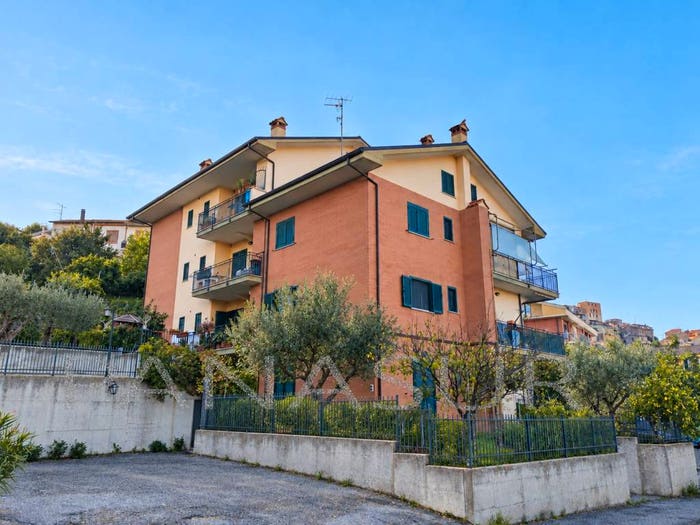 Appartamento quadrilocale in vendita in Via Ornarella, Centro, Lanuvio