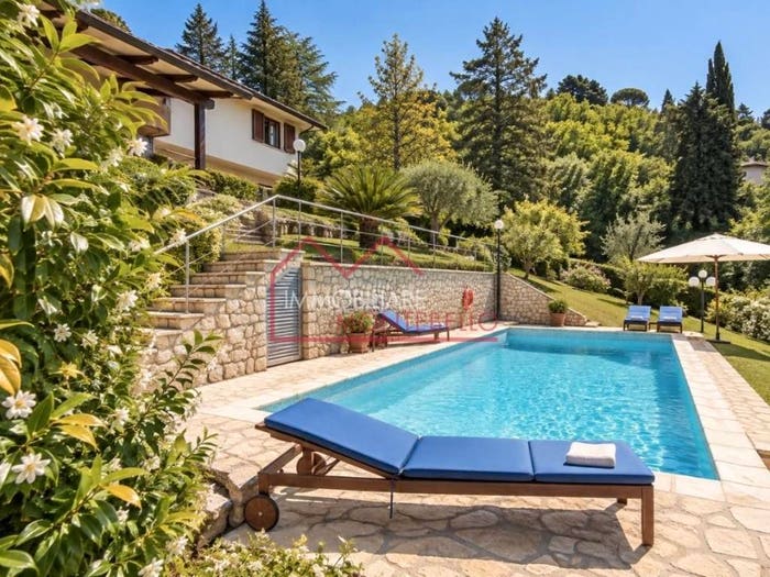 Casa con 6 locali in vendita in Camaiore Paese, Camaiore