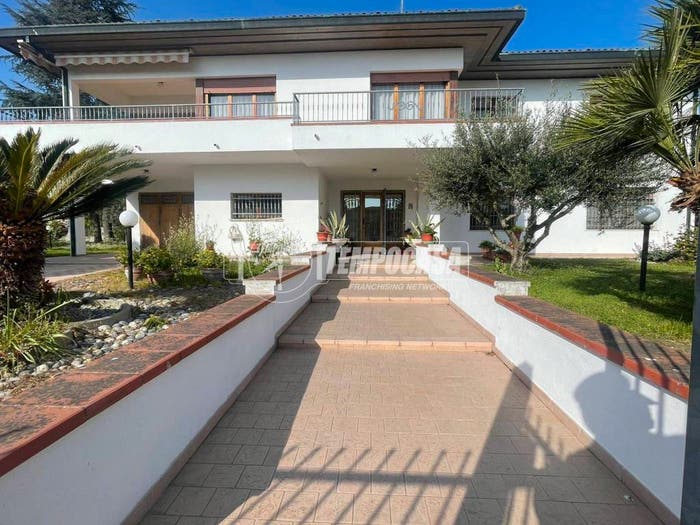 Casa con 6 locali in vendita in Via Monte Grappa, Comacchio Città, Comacchio
