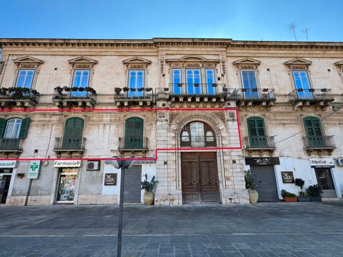 Appartamento con 5 locali in vendita in Piazza Corrado Rizzone, Modica Bassa, Modica