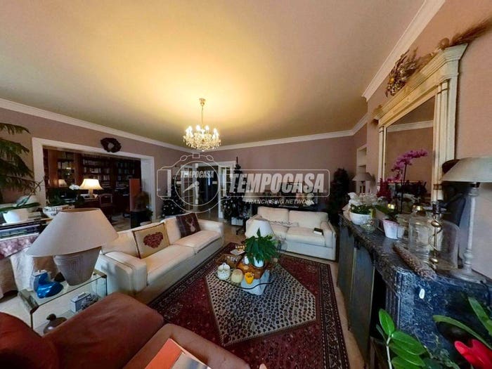 Appartamento con 6 locali in vendita in Via Tourneuve A, Centro, Aosta