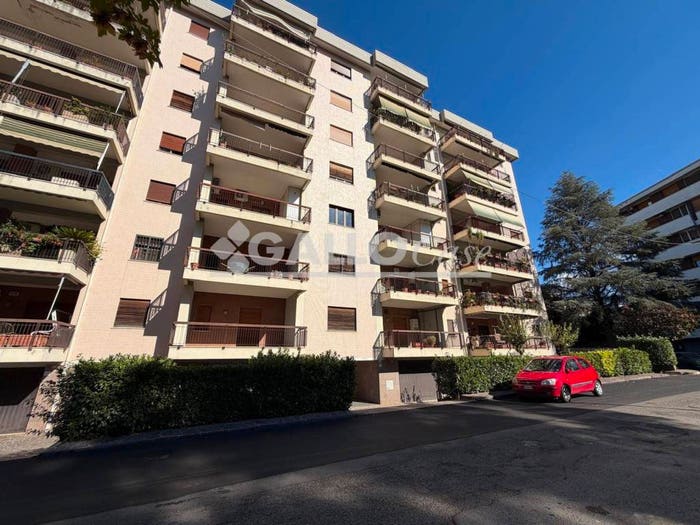 Appartamento con 6 locali in vendita in Via Giovanni Valentino Gentile, Stadio Città, Cosenza