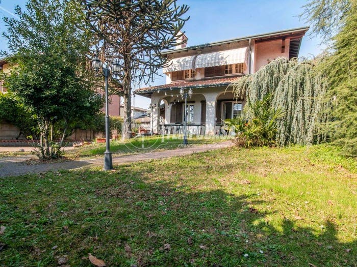 Casa con 6 locali in vendita in Via Raffaello, Gorla Minore