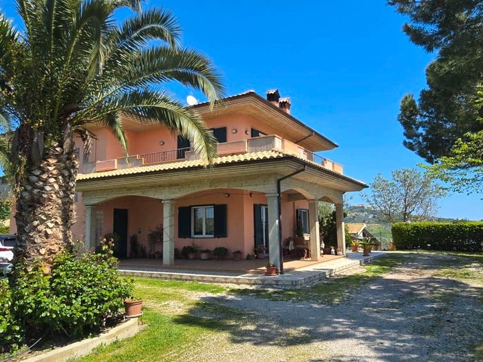 Casa con 6 locali in vendita in Strada Eugenio Maury, Città Sant'Angelo