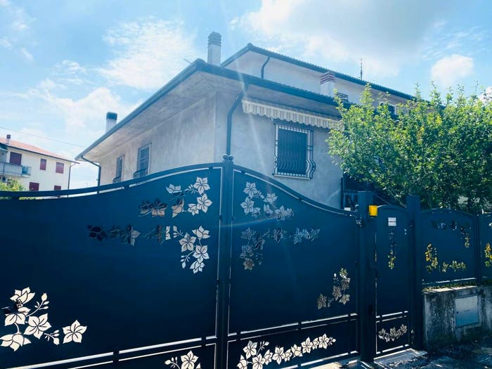 Casa con 6 locali in vendita in Lonigo